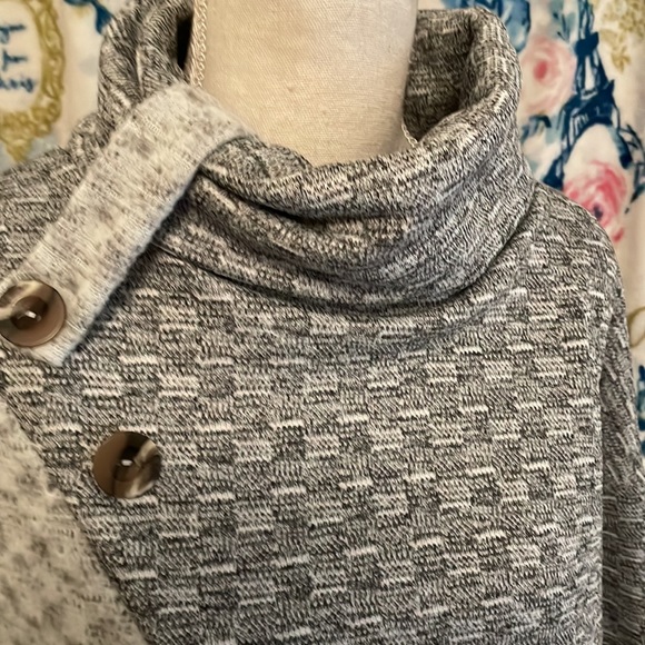 Ladies small sweater, so soft and brand new with Tags!🖤 - Picture 4 of 6